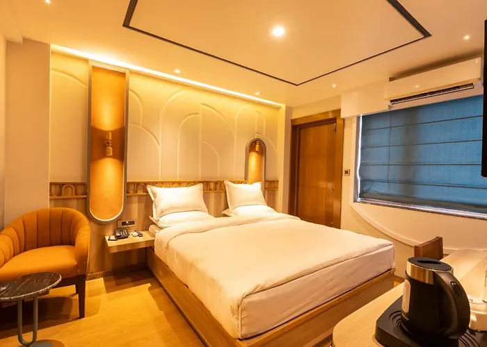 Hotel Ananta 3*