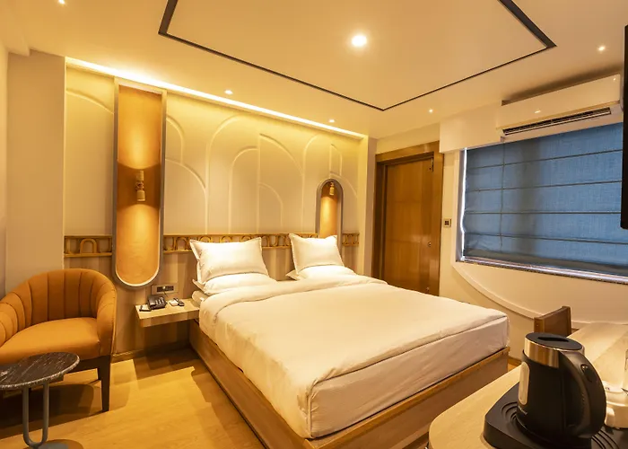 Hotel Ananta 3*